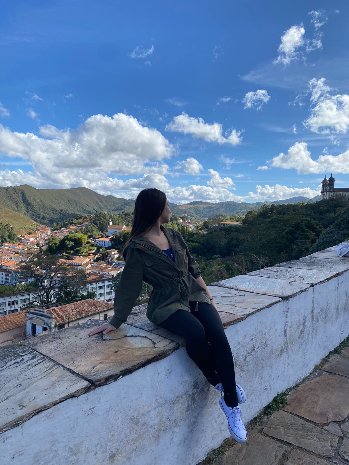 foto da autora em uma paisagem